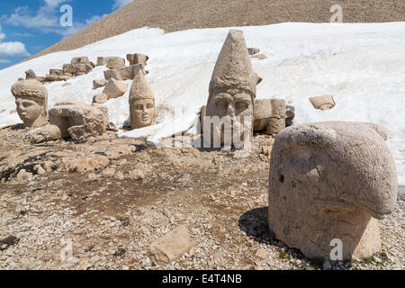 Têtes tombées, terrasse ouest, le Nemrut ou Nemrud Dagh, Anatolie, Turquie Banque D'Images