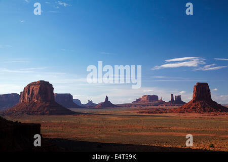 Merrick Butte (à gauche) et à l'Est Mitten (à droite), Monument Valley, Navajo Nation, Arizona/Utah, États-Unis Frontière Banque D'Images