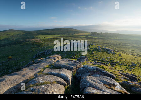 Avis de Sharp vers Tor Tor Tor Yar et Corndon. Parc National de Dartmoor. Devon. UK. Banque D'Images