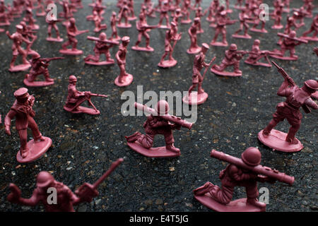 Dhaka, Bangladesh. 16 juillet, 2014. Les étudiants de l'Université de Dhaka a fait une création avec des petits soldats et des véhicules blindés, représentant l'étoile de David au cours d'une manifestation contre l'attaque israélienne sur Gaza à Dhaka zakir Hossain Chowdhury Crédit : zakir/Alamy Live News Banque D'Images