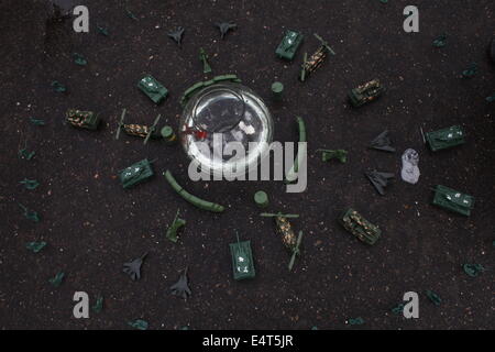 Dhaka, Bangladesh. 16 juillet, 2014. Les étudiants de l'Université de Dhaka a fait une création avec des petits soldats et des véhicules blindés, représentant l'étoile de David au cours d'une manifestation contre l'attaque israélienne sur Gaza à Dhaka zakir Hossain Chowdhury Crédit : zakir/Alamy Live News Banque D'Images