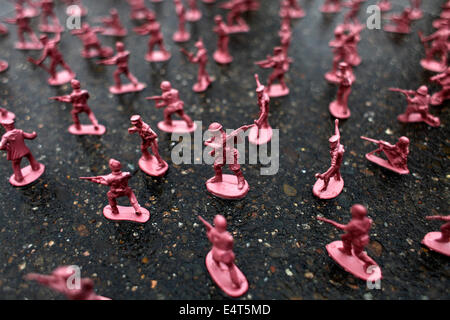 Dhaka, Bangladesh. 16 juillet, 2014. Les étudiants de l'Université de Dhaka a fait une création avec des petits soldats et des véhicules blindés, représentant l'étoile de David au cours d'une manifestation contre l'attaque israélienne sur Gaza à Dhaka zakir Hossain Chowdhury Crédit : zakir/Alamy Live News Banque D'Images