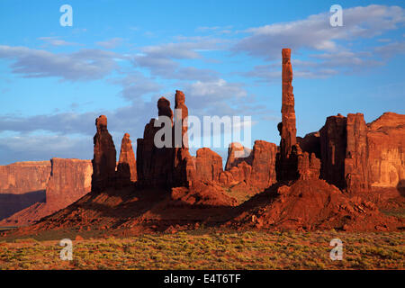 Yei Bi Chei et colonnes Totem rock, Monument Valley, Navajo Nation, Arizona, près de la frontière de l'Utah, USA Banque D'Images