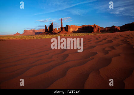 Yei Bi Chei et colonnes Totem rock, et dune de sable, Monument Valley, Navajo Nation, Arizona, près de la frontière de l'Utah, USA Banque D'Images