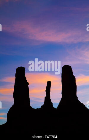 Coucher de soleil sur les trois Sœurs spires, Monument Valley, Navajo Nation, Arizona/Utah, États-Unis Frontière Banque D'Images