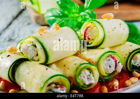 Rouleaux de courgettes à la feta et les pignons de pin Banque D'Images