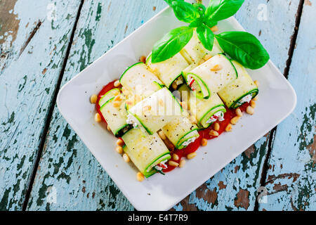 Rouleaux de courgettes à la feta et les pignons de pin Banque D'Images