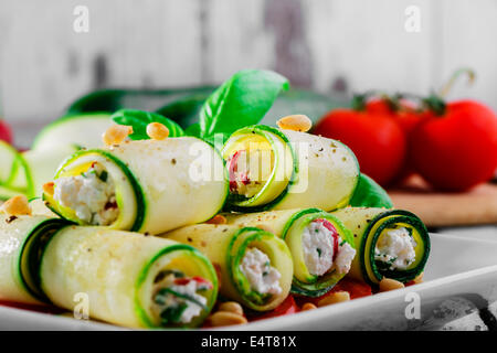 Rouleaux de courgettes à la feta et les pignons de pin Banque D'Images