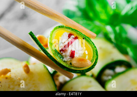 Rouleaux de courgettes à la feta et les pignons de pin Banque D'Images