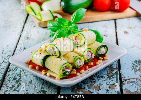 Rouleaux de courgettes à la feta et les pignons de pin Banque D'Images