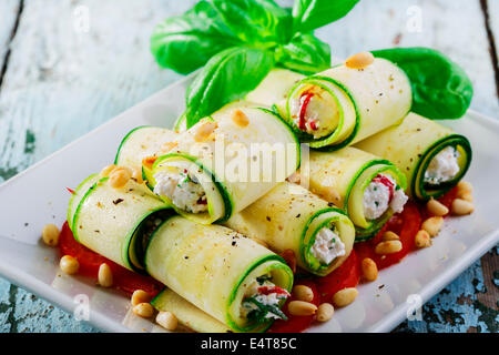 Rouleaux de courgettes à la feta et les pignons de pin Banque D'Images