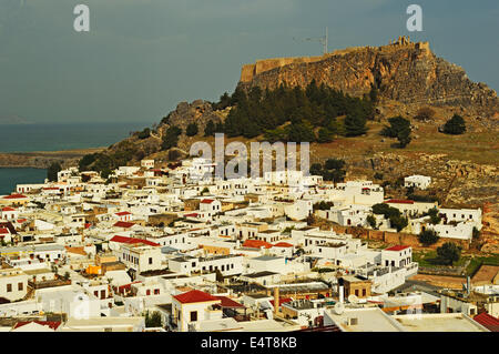 La ville de Lindos et de l'Acropole de Lindos, Rhodes, Dodécanèse, Mer Égée, Grèce, Europe Banque D'Images