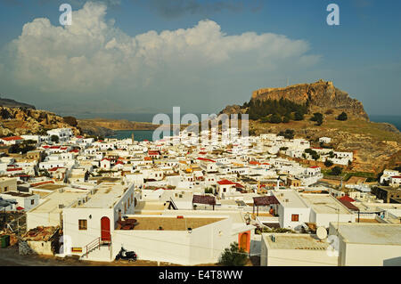 La ville de Lindos et de l'Acropole de Lindos, Rhodes, Dodécanèse, Mer Égée, Grèce, Europe Banque D'Images