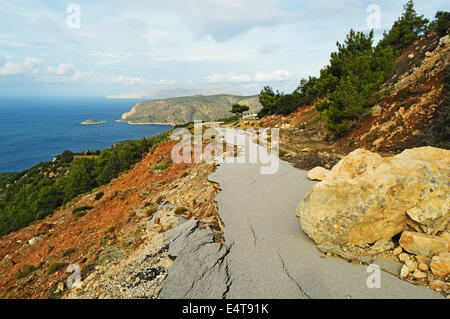 Broken road, près de Monolithos, Rhodes, Dodécanèse, Mer Égée, Grèce, Europe Banque D'Images