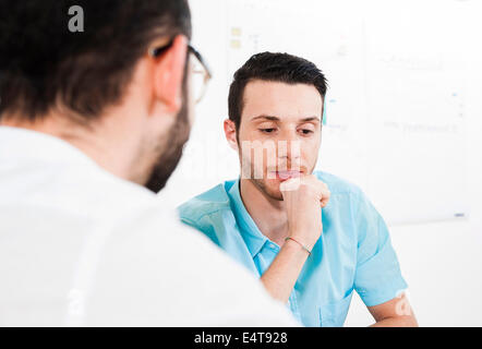 Portrait de deux jeunes hommes d'affaires et réunion en discussion, Allemagne Banque D'Images