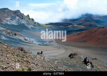 Avec cratère de Haleakala sentiers dans le Parc National de Haleakala sur Maui Hawaii Banque D'Images