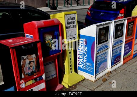 Washington, DC : une pléthore de boîtes à journaux à l'angle des rues d'abord et C SE Banque D'Images