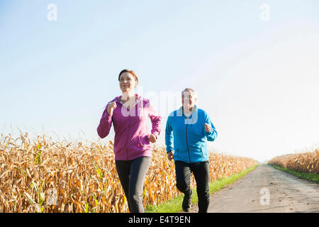 Couple Jogging à l'extérieur, Baden-Wurttemberg, Allemagne Banque D'Images