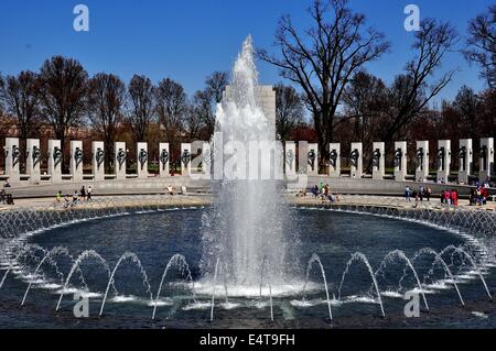 Washington, DC : fontaine centrale au déménagement La Seconde Guerre mondiale Mémorial sur le National Mall * Banque D'Images