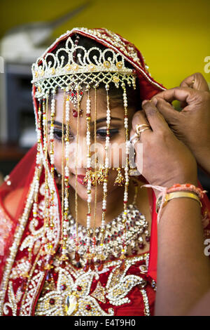 Femme hindoue se préparer pour un mariage, Toronto, Ontario, Canada Banque D'Images