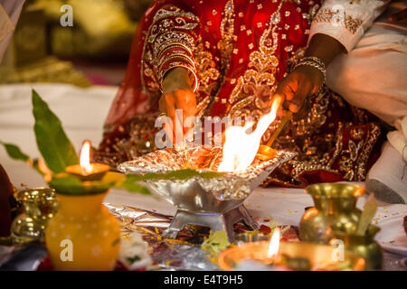 Mariée et le Marié effectuant rituel du feu à la cérémonie de mariage hindoue, Toronto, Ontario, Canada Banque D'Images