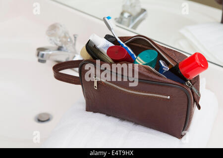 Men's Toiletry Travel Bag with rempli de produits d'hygiène personnelle Banque D'Images