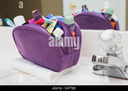 Women's Toiletry Travel Bag with rempli de produits d'hygiène personnelle Banque D'Images