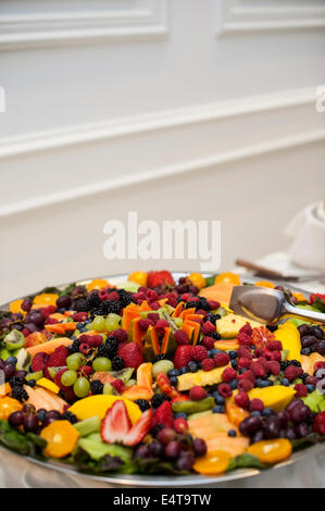 Plateau de fruits mélangés à réception de mariage, Toronto, Ontario, Canada Banque D'Images