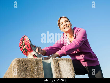 Mature Woman Stretching Outdoors, Mannheim, Baden-Wurttemberg, Germany Banque D'Images