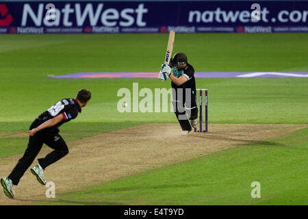 Londres, Royaume-Uni. 16 juillet, 2014. T20 NatWest Blast, Surrey et Somerset à l'Kia Oval. La Surrey Zafar ANSARI hits la gagner s'exécute dans le dernier. Credit : Action Plus Sport/Alamy Live News Banque D'Images