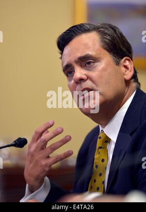 Washington, DC, USA. 16 juillet, 2014. Jonathan Turley, professeur de droit d'intérêt public à la George Washington University Law School, témoigne à l'audience du Comité des règles d'une maison sur la colline du Capitole à Washington, DC, États-Unis, le 16 juillet 2014. Le comité a entendu des témoignages sur le président de la Chambre des représentants John Boehner's poursuite contre le président Obama pour avoir abusé des pouvoirs exécutifs. Credit : Yin Bogu/Xinhua/Alamy Live News Banque D'Images