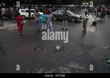 Dhaka, Bangladesh. 16 juillet, 2014. Les étudiants de l'Université de Dhaka a fait une création avec des petits soldats et des véhicules blindés, représentant l'étoile de David au cours d'une manifestation contre l'attaque israélienne sur Gaza à Dhaka © Zakir Hossain Chowdhury/ZUMA/Alamy Fil Live News Banque D'Images