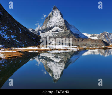 Matterhorn reflété dans le lac Riffelsee, Zermatt, Alpes, Valais, Suisse Banque D'Images