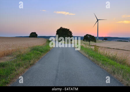 Campagne à Forked Road et éolienne au crépuscule, Bad Mergentheim, Baden-Wurttemberg, Allemagne Banque D'Images