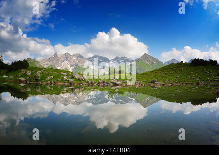Lac de montagne avec de montagnes en été, Guggersee, Obersdorf, Allgau, Alpes, souabe, Bavière, Allemagne Banque D'Images