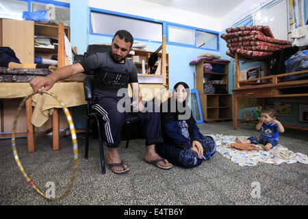 La ville de Gaza, bande de Gaza, en Palestine. 16 juillet, 2014. Des milliers de Palestiniens ont cherché refuge à l'United Nations Relief and Works Agency for Palestine (UNRWA)' les écoles après les forces israéliennes leur ont ordonné d'évacuer leurs maisons dans le nord de la bande de Gaza par dimanche midi car ils vont fortement la région. bombe Près de deux cents familles vivent dans le nouveau garçon PRER School dans la ville de Gaza. Credit : Eloïse Bollack/ZUMA/Alamy Fil Live News Banque D'Images