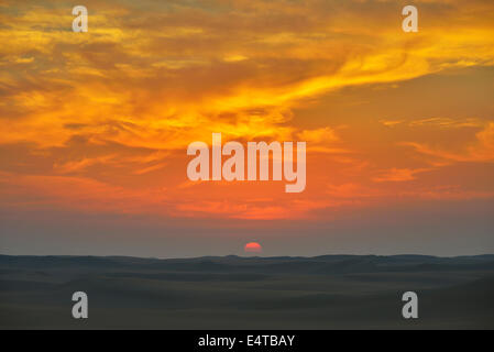 Paysage désertique au lever du soleil, le Gouvernorat de Matrouh, Désert de Libye, désert du Sahara, l'Egypte, l'Afrique Banque D'Images