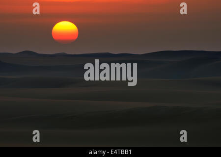 Paysage désertique au lever du soleil, le Gouvernorat de Matrouh, Désert de Libye, désert du Sahara, l'Egypte, l'Afrique Banque D'Images