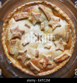 Vue aérienne de la tarte aux pommes avec des découpes en forme d'étoile sur le dessus, studio shot Banque D'Images