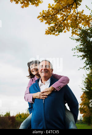 Man giving woman piggyback ride, Mannheim, Baden-Wurttemberg, Germany Banque D'Images