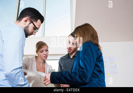 Groupe de jeunes gens d'affaires et mature businesswoman en discussion dans office, Allemagne Banque D'Images