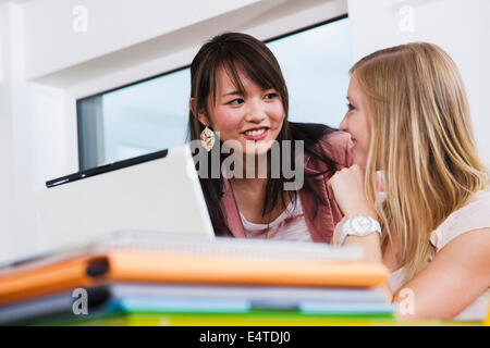 Close-up of two young businesswomen réunion et en discussion dans office, Allemagne Banque D'Images