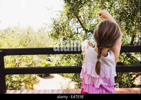 Vue arrière de fille à balustrade, Italie Banque D'Images