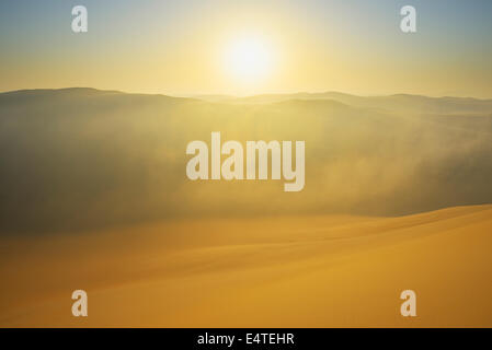 Golden Glow sur les dunes de sable avec Morning Mist, Matruh, Grande Mer de Sable, Désert de Libye, désert du Sahara, l'Egypte, l'Afrique du Nord, Afrique Banque D'Images