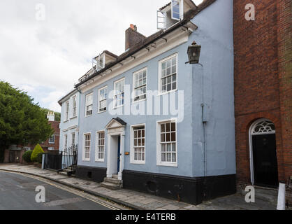 Bleu élégantes maisons de ville géorgiennes en terrasse dans une rue résidentielle dans le centre de Chichester, West Sussex, UK Banque D'Images