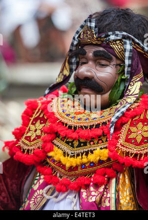 Bali, Indonésie. L'homme de village reconstituer des histoires de la mythologie hindoue balinaise. Banque D'Images