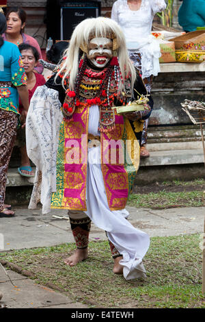 Bali, Indonésie. L'homme de village reconstituer des histoires de la mythologie hindoue balinaise. Banque D'Images