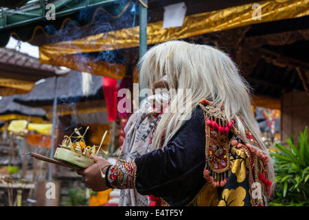 Bali, Indonésie. L'homme de village reconstituer des histoires de la mythologie hindoue balinaise. Banque D'Images