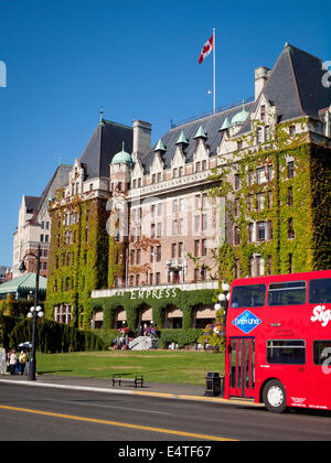 Une vue de l'Hôtel Fairmont Empress et une ligne grise double-decker bus de tourisme à Victoria, Colombie-Britannique, Canada. Banque D'Images