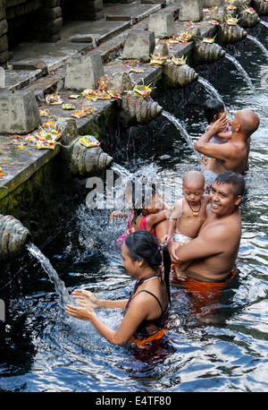 Bali, Indonésie. Fidèles à la baignade, Tirta Empul un printemps sacré pour les Hindous balinais. Banque D'Images